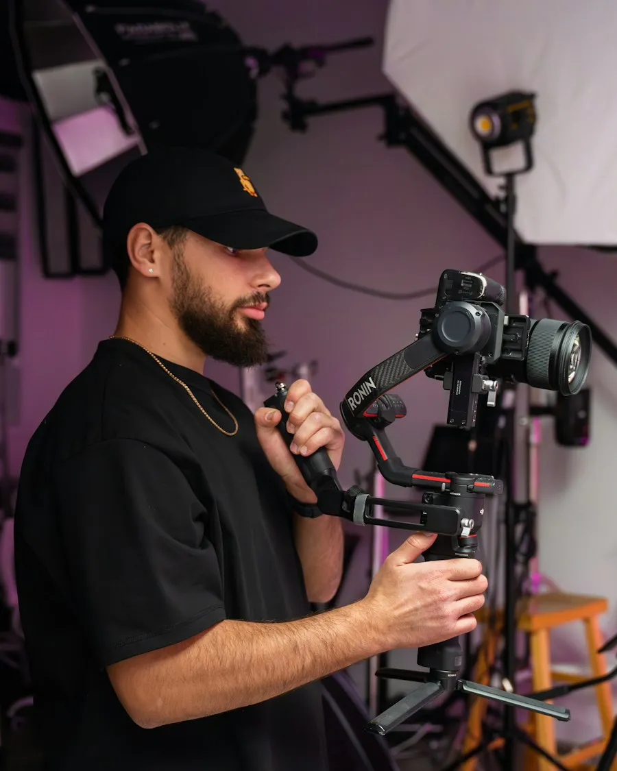 Creator gravando vídeo em estúdio (imagem ilustrativa)